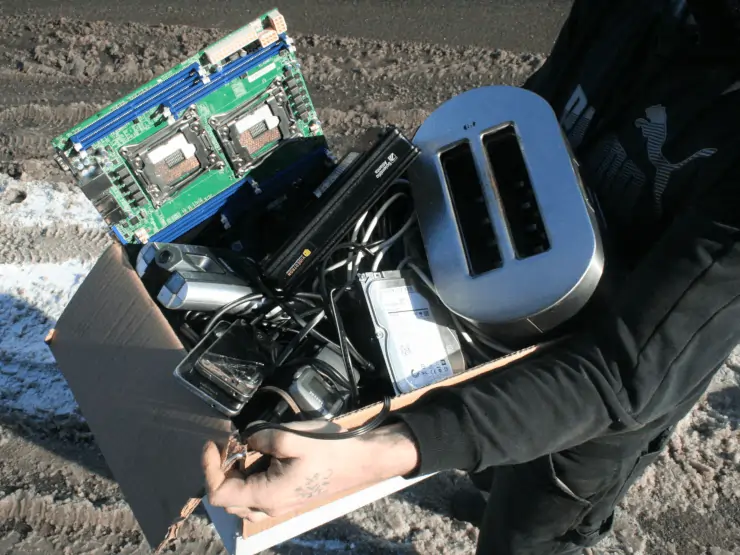 Client apportant un depot de matières recyclables à Recyborg